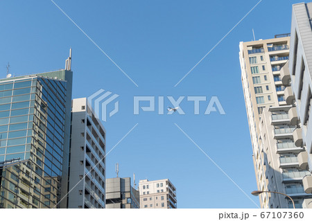 【羽田空港新ルート】旅客機が都心上空を飛行する　品川区　国道1号線　 67107360