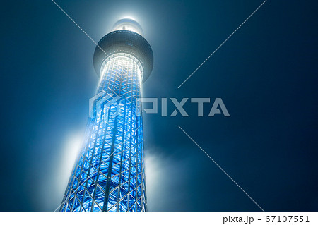 都市夜景 夜霧の東京スカイツリーライトアップの写真素材