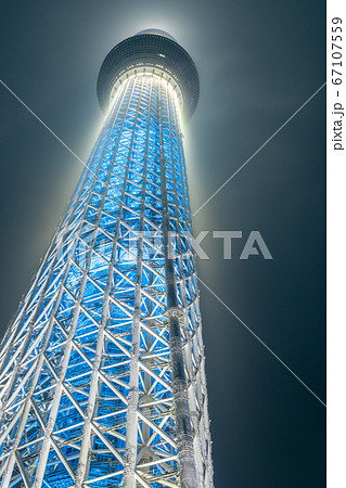 都市夜景 夜霧の東京スカイツリーライトアップの写真素材