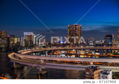 《東京都》レインボーブリッジループ橋・夜景 67107909