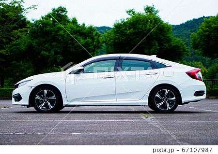 車　セダン　サイドビュー　 67107987