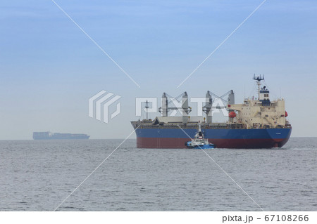 行き交う貨物船 67108266