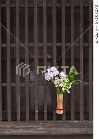 格子戸の挿花 67108273
