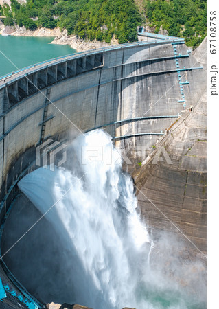 黒部ダムの放水 67108758