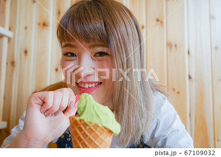 アイスを食べる女の子 アイスを食べる女の子 67109032