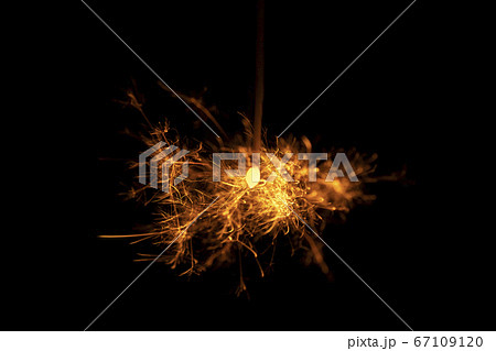 【夏イメージ】線香花火 【夏イメージ】線香花火 67109120