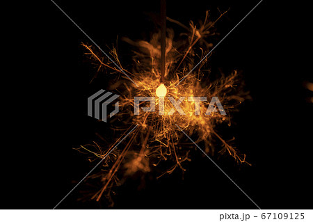 【夏イメージ】線香花火 【夏イメージ】線香花火 67109125
