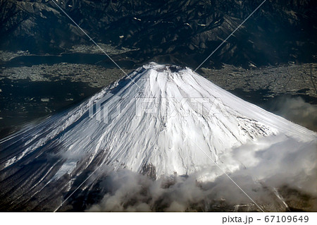 【空撮】富士山頂アップ 南側 冬 冠雪 富士吉田市 横位置 【空撮】富士山頂アップ 南側 冬 冠雪 富士吉田市 横位置 67109649