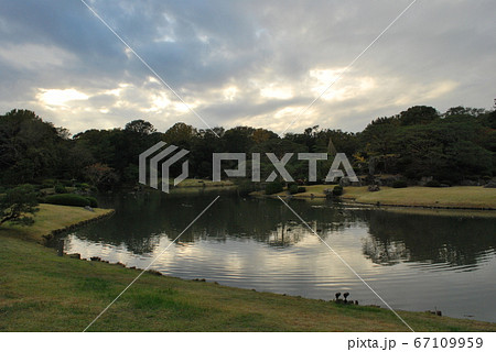 六義園　池泉回遊式庭園の夕焼け 67109959