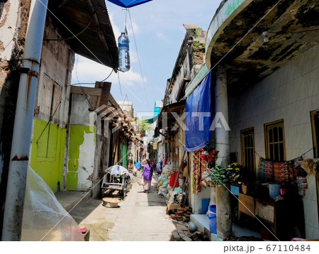 生活感に溢れるスラバヤ旧市街の路地 (インドネシア・ジャワ島) 生活感に溢れるスラバヤ旧市街の路地 (インドネシア・ジャワ島) 67110484