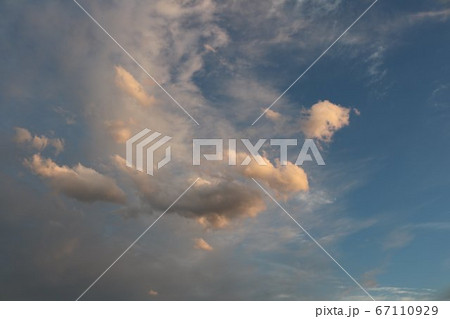 安曇野の夕暮れの田園風景 67110929