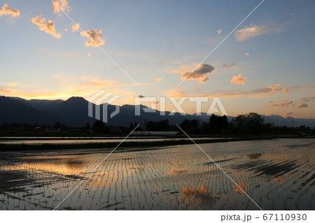 安曇野の夕暮れの田園風景 67110930