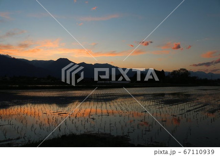 安曇野の夕暮れの田園風景 67110939