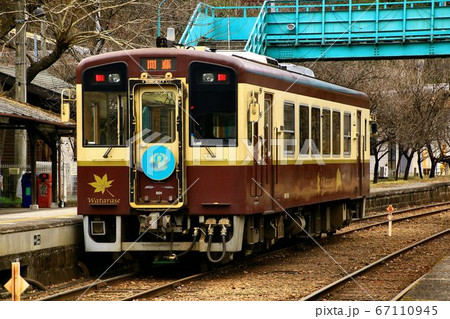 晩秋のわたらせ渓谷鐵道・神戸駅 67110945