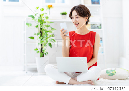 女性 ライフスタイル ミドルの写真素材 [67112523] - PIXTA