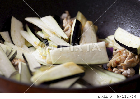 茄子と豚肉をフライパンで炒める 67112754