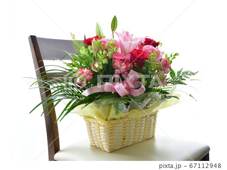 明るい光に照らされたピンク色の花が主体のアレンジフラワー 明るい光に照らされたピンク色の花が主体のアレンジフラワー 67112948
