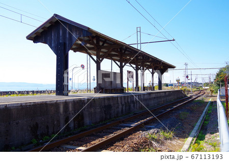 一畑電車の線路沿いの駐車場から見える秋鹿町駅のホームと宍道湖と青空の風景 … 島根県 松江市(晴れ) 一畑電車の線路沿いの駐車場から見える秋鹿町駅のホームと宍道湖と青空の風景 … 島根県 松江市(晴れ) 67113193