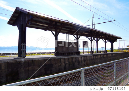 一畑電車の線路沿いの駐車場から見える秋鹿町駅のホームと宍道湖と青空の風景 … 島根県 松江市(晴れ) 一畑電車の線路沿いの駐車場から見える秋鹿町駅のホームと宍道湖と青空の風景 … 島根県 松江市(晴れ) 67113195