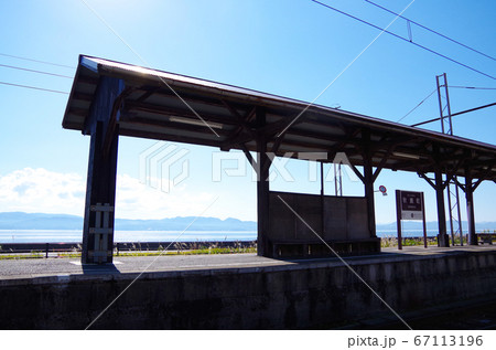 一畑電車の線路沿いの駐車場から見える秋鹿町駅のホームと宍道湖と青空の風景 … 島根県 松江市(晴れ) 一畑電車の線路沿いの駐車場から見える秋鹿町駅のホームと宍道湖と青空の風景 … 島根県 松江市(晴れ) 67113196