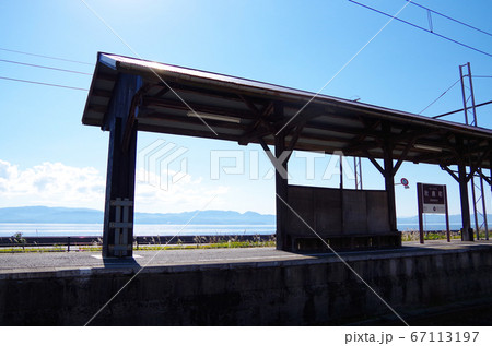 一畑電車の線路沿いの駐車場から見える秋鹿町駅のホームと宍道湖と青空の風景 … 島根県 松江市(晴れ) 一畑電車の線路沿いの駐車場から見える秋鹿町駅のホームと宍道湖と青空の風景 … 島根県 松江市(晴れ) 67113197