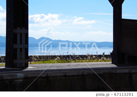 一畑電車の線路沿いの駐車場から見える秋鹿町駅のホームと宍道湖と青空の風景 … 島根県 松江市(晴れ) 一畑電車の線路沿いの駐車場から見える秋鹿町駅のホームと宍道湖と青空の風景 … 島根県 松江市(晴れ) 67113201