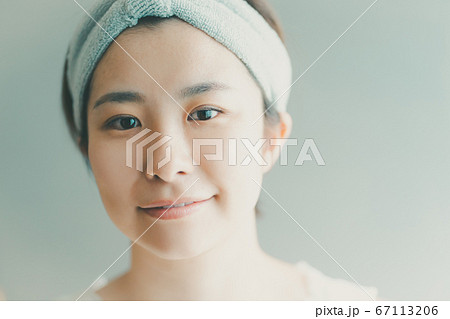 ヘアバンドをする30代女性 ヘアバンドをする30代女性 67113206