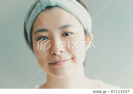 ヘアバンドをする30代女性 67113207