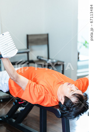 プライベートジムでダンベルを使う男性 プライベートジムでダンベルを使う男性 67113484
