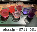光の入ったカラフルな色水のガラス 67114061