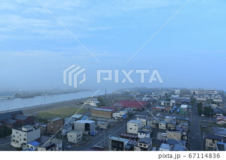 朝霧の釧路川河口付近と市街地 朝霧の釧路川河口付近と市街地 67114836