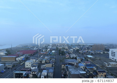 朝霧の釧路川河口付近と市街地 朝霧の釧路川河口付近と市街地 67114837