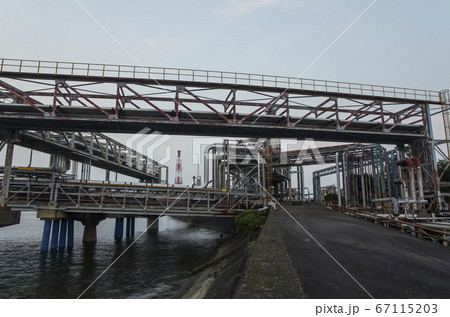 配管が張り巡らされた工業地域 67115203