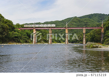 荒川の鉄橋を渡る列車 67115219