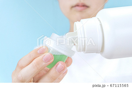 洗濯する女性 洗濯する女性 67115565