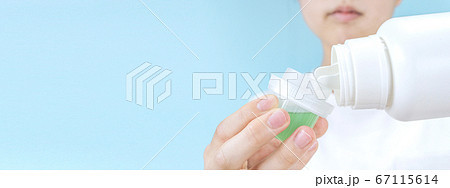 洗濯する女性 67115614