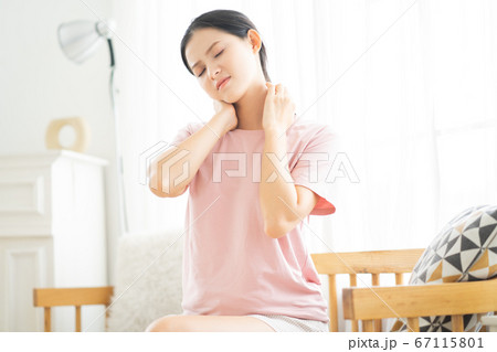 Woman, sickness 67115801