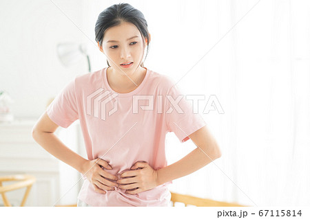 Woman, sickness 67115814