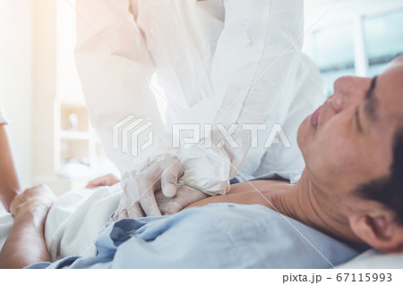 Doctor  having health problem of patient at 67115993