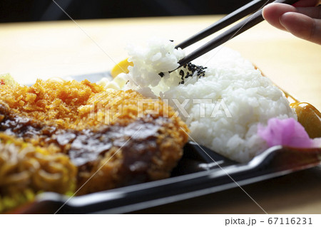お惣菜のとんかつ弁当 67116231