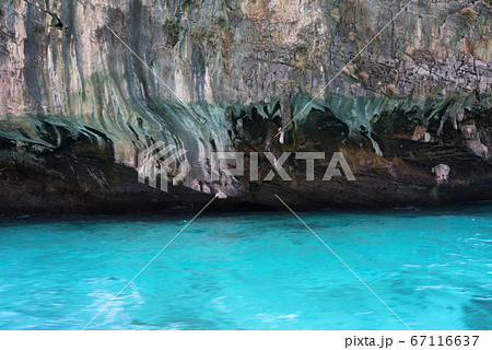 ピピ島の美しい海（タイ・プーケット） 67116637