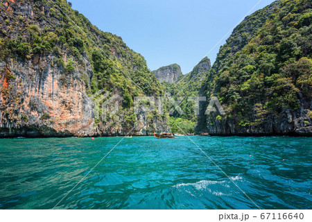 ピピ島の美しい海（タイ・プーケット） 67116640
