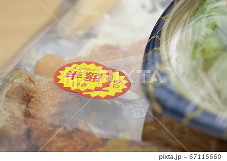 半額シールが貼られたスーパーのお弁当と総菜 67116660