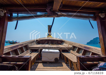 ピピ島の海を進むロングテールボート 67116839