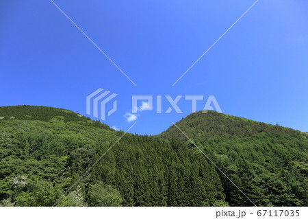 初夏、快晴の青空と山の風景 国道19号沿いより 長野県塩尻市大字贄川 初夏、快晴の青空と山の風景 国道19号沿いより 長野県塩尻市大字贄川 67117035