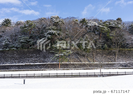 雪の積もった金沢城公園 67117147