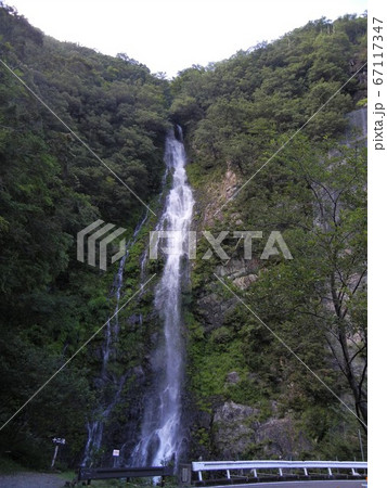 十津川に流れ込む十二滝 十津川に流れ込む十二滝 67117347