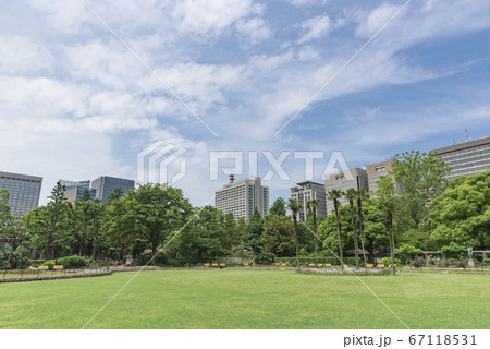 新緑がさわやかな芝生の公園 東京日比谷公園の写真素材