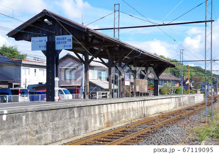 宍道湖沿いを走る一畑電車のレトロなホームが印象的な秋鹿町駅と青空の風景 … 島根県 松江市（晴れ） 67119095