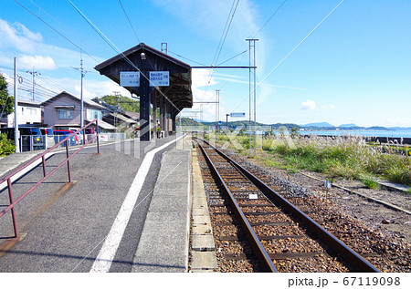 宍道湖沿いを走る一畑電車のレトロなホームが印象的な秋鹿町駅と青空の風景 … 島根県 松江市(晴れ) 宍道湖沿いを走る一畑電車のレトロなホームが印象的な秋鹿町駅と青空の風景 … 島根県 松江市(晴れ) 67119098